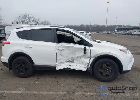 2018 Toyota Rav4 Le z USA, uszkodzony, nr VIN JTMBFREV1JD241818